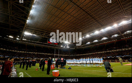 Une vue générale pendant la minute de silence avant le match international de l'automne à la Principauté Stadium, Cardiff. Banque D'Images