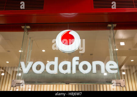 'Vodafone' store. logo et signe, sur Market Street dans le centre-ville de Manchester, Royaume-Uni Banque D'Images