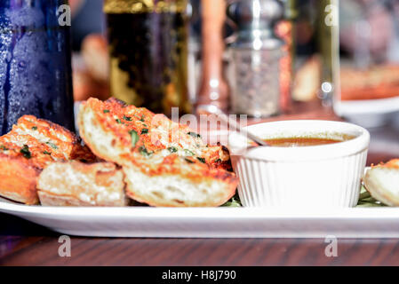 Avec du pain à l'ail Sauce tomate italienne Banque D'Images