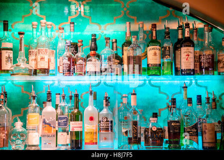 Mur d'un bar de bouteilles d'alcool Banque D'Images