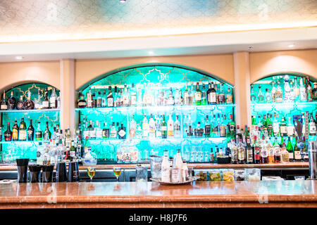 Mur d'un bar de bouteilles d'alcool Banque D'Images