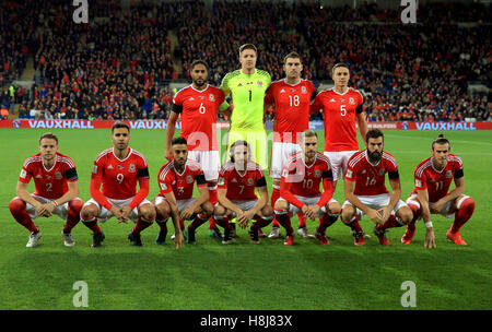 L'équipe du Pays de Galles photo de groupe. Rangée du haut (gauche à droite) Ashley Williams, Wayne Hennessey, Sam Vokes, James Chester. Rangée du bas (de gauche à droite) Chris Gunter, Hal Robson-Kanu, Neil Taylor, Joe Allen, Aaron Ramsey, Joe Ledley et Gareth Bale avant la Coupe du Monde FIFA 2018, GROUPE D match de qualification au Cardiff City Stadium. Banque D'Images