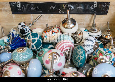 Poignées de porte de style vintage à vendre Banque D'Images