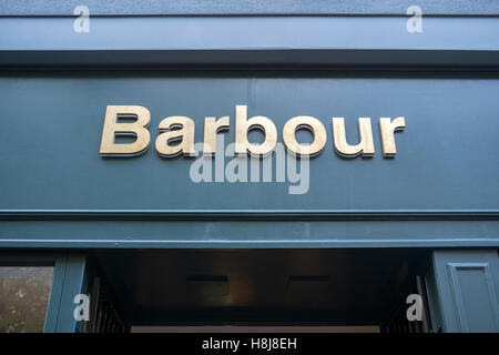 "Barbour" affichage de vitrine de Noël, Manchester, Royaume-Uni. Banque D'Images