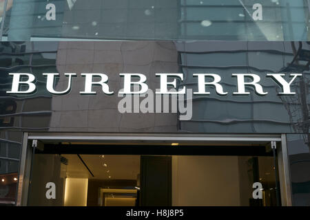 'Burberry' affichage de vitrine de Noël, Manchester, Royaume-Uni. Banque D'Images