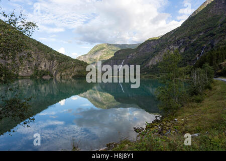 Cascade dans le lac Eidsvatnet fortuné dans la municipalité de Luster, dans le comté de Sogn og Fjordane, Norvège Banque D'Images