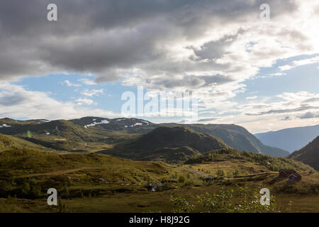 Hurrungane Oscarshaug massif de Nedre vue, chemin de comté 55, route du col de montagne en Norvège Banque D'Images