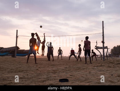 Beach volley silhouette au coucher du soleil . Banque D'Images