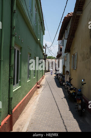 Rue étroite à Fort Galle, Sri Lanka Banque D'Images