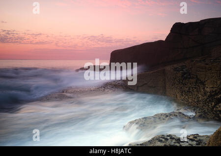 L'eau qui coule contre le rivage - coucher du soleil à Ile Grande, Bretagne Banque D'Images