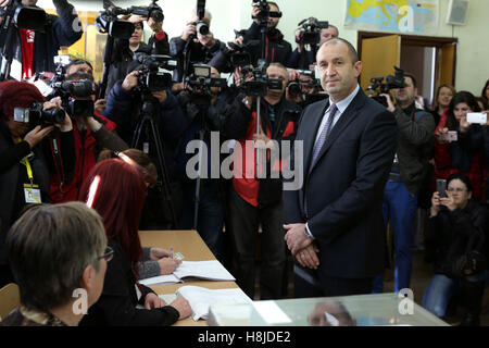 Sofia, Bulgarie - 13 novembre 2016 : candidate présidentielle Rumen Radev jette son vote à un bureau de scrutin au second tour Banque D'Images