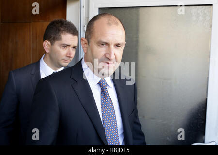 Sofia, Bulgarie - 13 novembre 2016 : candidate présidentielle Rumen Radev quitte le bureau de vote où il a voté dans la deuxième Banque D'Images