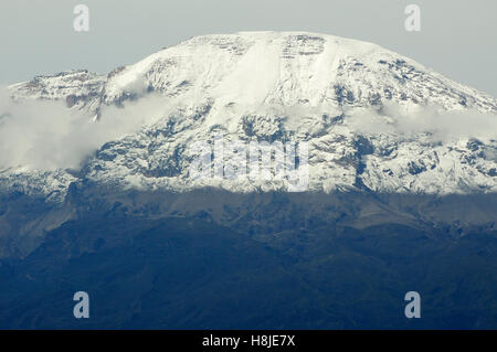 Le mont Kilimanjaro couvert de neige fraîche comme vu à partir de l'aéroport de Moshi Banque D'Images