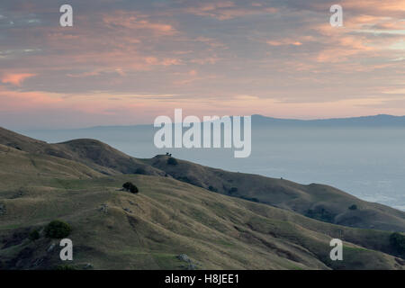 East Bay de San Francisco au coucher du soleil, à la sud-ouest. Banque D'Images