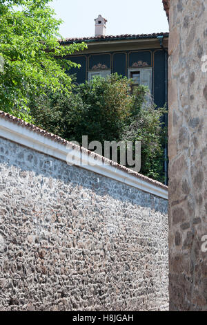 Maison traditionnelle bulgare bleu derrière grand mur de pierre à Plovdiv, Bulgarie Banque D'Images