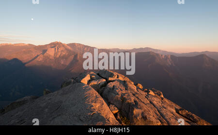 Moro Rock Mountain dans le coucher du soleil la lumière Banque D'Images