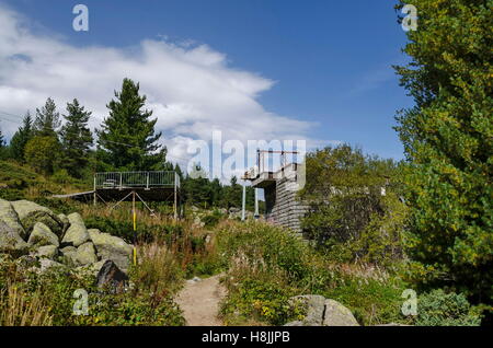 Gare de vieux téléski ou mécaniques en journée ensoleillée avec ciel bleu vers Cherni vrah peak, le mont Vitosha, Bulgarie Banque D'Images