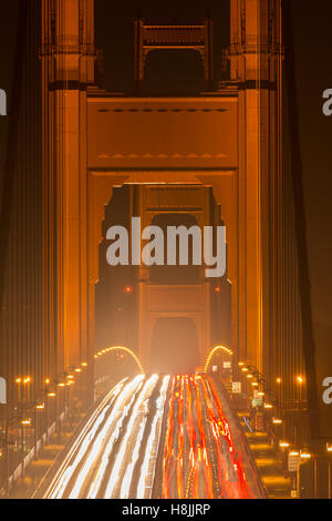 Trafic lourd nuit au Golden Gate Bridge Banque D'Images