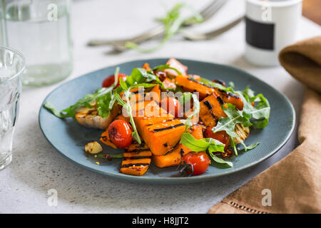 Courge grillée avec salade de roquette et de tomates cerises Banque D'Images