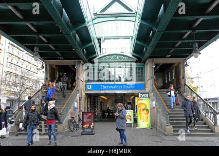 Vue extérieure des gens de l'extérieur de la station de métro Eberswalder Straße U Bahn station de métro dans le quartier de Prenzlauer Berg, Berlin, Allemagne KATHY DEWITT Banque D'Images