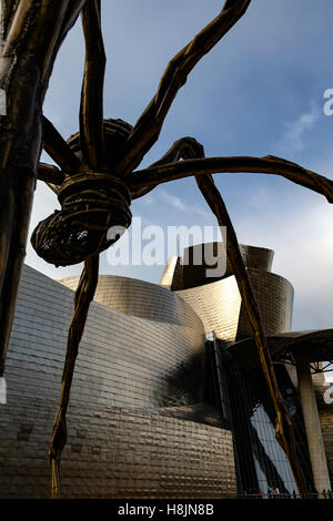 Le Musée Guggenheim de Bilbao à l'automne, avec un ciel bleu à côté de la rivière Nervion Banque D'Images