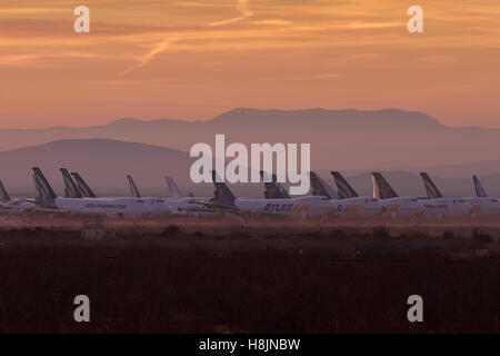 Le lever du soleil sur des avions de ligne à l'entreposage à long terme (avion), à l'Ossuaire Mojave Air And Space Port, Californie, USA. Banque D'Images