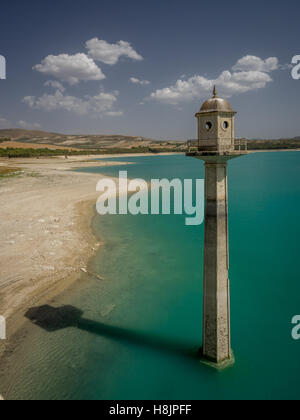 Vue de la tour au barrage sur Rio Alhama, Andalousie, Sud de l'Espagne Banque D'Images