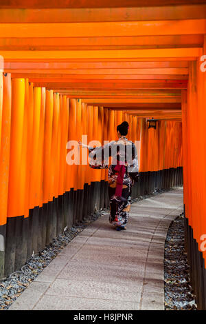 KYOTO, JAPON - 8 octobre 2016 : une femme non identifiée lors de ronde en sanctuaire Fushimi Inari à Kyoto, au Japon. Ce culte populaire ont Banque D'Images