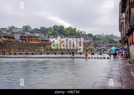 FENGHUANG, CHINE - 15 juin : passages fameux pont sur la rivière Tuojiang à Fenghuang centre-ville sur des mauvais jours. Juin 2016 Banque D'Images