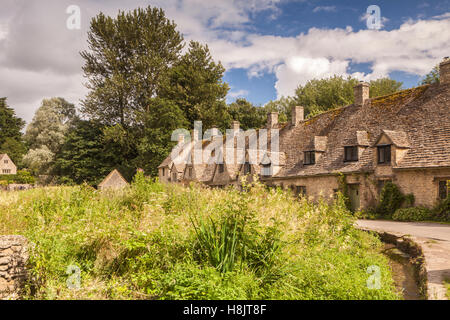 Arlington Row en Bibury. Construit en 1380, la pittoresque Arlington Row chalets ont été initialement construit comme un magasin de laine monastique. Banque D'Images