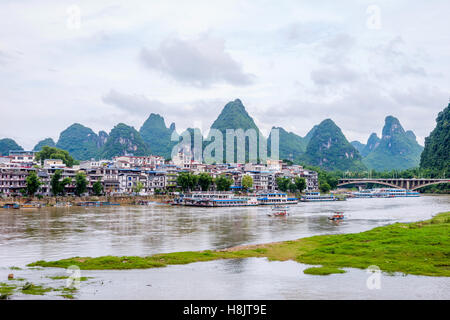 Vue sur les toits de Yangshuo entouré de paysage karstique reconnaissable et Li River. Montagnes karstiques Banque D'Images