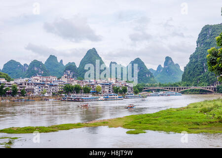 Vue sur les toits de Yangshuo entouré de paysage karstique reconnaissable et Li River. Montagnes karstiques Banque D'Images