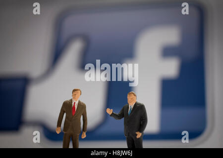 Les maquettes des gens posés en face de Facebook Thumbs up logo sur ipad Banque D'Images
