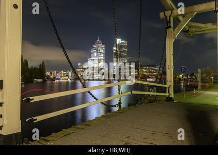 Scène de nuit avec pont-levis néerlandais traditionnels le long de la rivière Amstel dans le centre-ville d'Amsterdam. Banque D'Images