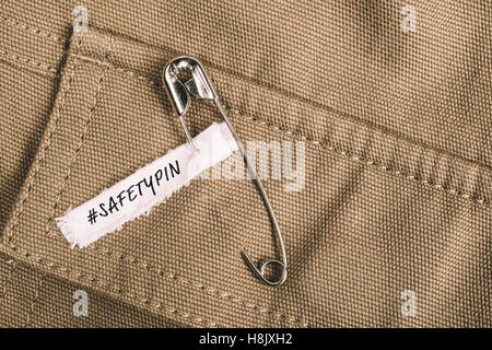 La goupille de sécurité sur les vêtements avec l'étiquette '# Safetypin' comme un symbole de solidarité Banque D'Images