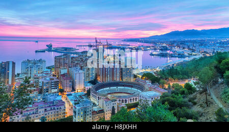 Coucher du soleil à Malaga - vue aérienne, Costa del Sol, Andalousie, Espagne Banque D'Images