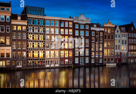 Vue magnifique sur les maisons d'Amsterdam dans la nuit,Pays-Bas. Banque D'Images