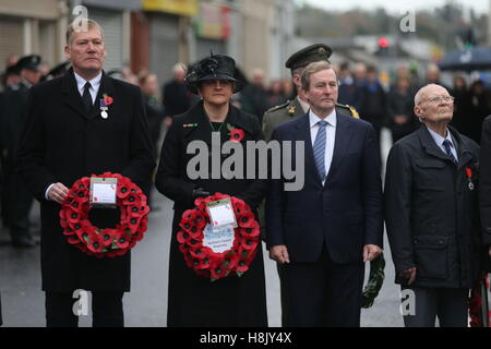 Premier ministre Arlene Foster et Taoiseach Enda Kenny (deuxième à droite) à un service du Dimanche du souvenir au cénotaphe de Enniskillen, tenu à rendre hommage aux membres des forces armées qui sont morts dans des conflits majeurs. Banque D'Images