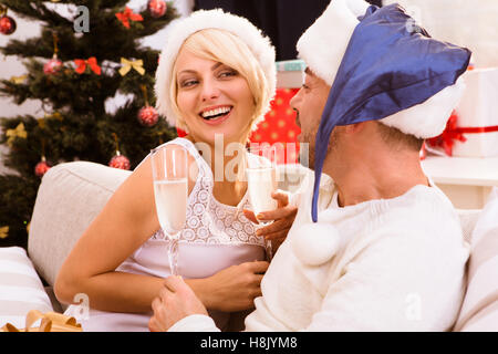 Happy Christmas couple celebrating New Year Banque D'Images