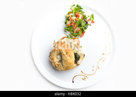 Hampton Bagel avec poulet, Gorgonzola, noix et pesto vert, salade verte sur le côté, isolated on white Banque D'Images