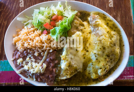 Enchiladas au poulet mexicain de haricots, riz et salade, fromage Banque D'Images