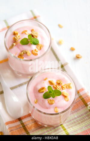 Rose bio faits maison granola avec yogourt aux fraises et menthe en lunettes partie close up Banque D'Images