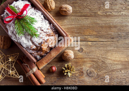 Le gâteau traditionnel de Noël avec des ornements et des décorations de Noël faites maison pasrty - Banque D'Images