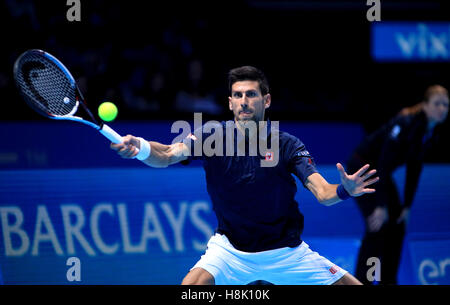 De la Serbie de Novak Djokovic en action contre l'Autrichien Dominic Thiem dans le 3ème tour au cours de la première journée de la Barclays ATP World Tour finale au O2 de Londres. Banque D'Images