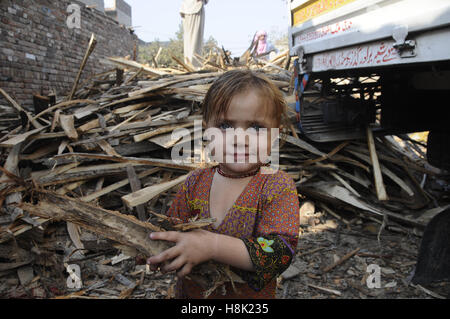 Le Pakistan. 13Th Nov, 2016. Les enfants afghans girl with blue eyes collecter des branches d'arbres en bois tamber à Rawalpindi pour utiliser du carburant en raison de la maison de gaz à effet de délestage de charge démarre en ville.La Sui Northern Gas Pipelines Limited (la société de distribution de gaz), entre-temps, a demandé au ministère du pétrole et des ressources naturelles pour lui permettre de réduire l'approvisionnement en gaz naturel à tous les autres secteurs à l'exception de l'usage domestique et commercial pour répondre à la demande croissante des consommateurs. © Zubair Ahmed/Pacific Press/Alamy Live News Banque D'Images