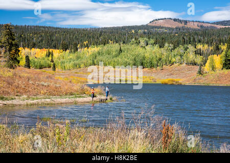 Steamboat Springs, Colorado - un homme et une femme poisson dans le lac Col boueux sur la ligne continentale de partage. Banque D'Images