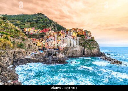 Manarola village de pêcheurs, marins dans cinq terres, Parc National des Cinque Terre, Ligurie, Italie. Banque D'Images