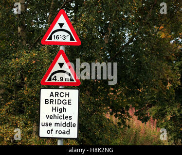 Pont en arc d'avertissement l'utilisation de véhicules haute moyen road sign Banque D'Images