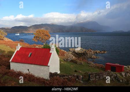 Joli Cottage au toit rouge blanc par les rives du Loch Shieldaig à l'automne sur l'image Banque D'Images