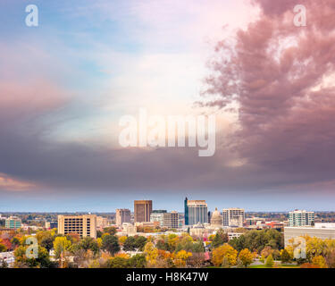 Skyline de Boise Idaho avec des couleurs d'automne et nuages spectaculaires Banque D'Images